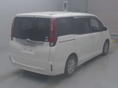 Toyota NOAH  с аукциона в Японии
