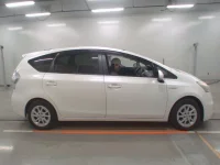Toyota PRIUS ALPHA лот № 30027 оценка 3  с аукциона в Японии 2