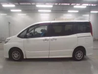 Toyota NOAH лот № 33096 оценка 3.5  с аукциона в Японии 3