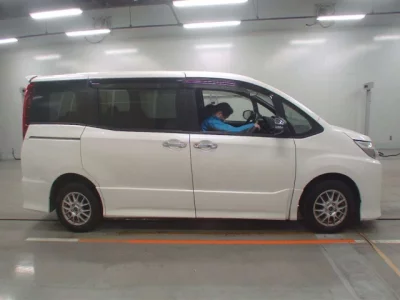 Toyota NOAH  с аукциона в Японии