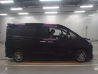 Toyota NOAH лот № 30775 оценка 4  с аукциона в Японии 2