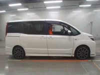Toyota NOAH лот № 30815 оценка 4  с аукциона в Японии 2