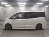 Toyota NOAH лот № 30815 оценка 4  с аукциона в Японии 3