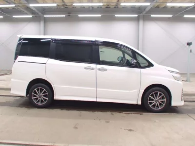 Toyota VOXY  с аукциона в Японии