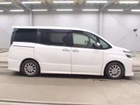Toyota VOXY лот № 3330 оценка RA  с аукциона в Японии 2