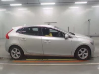 Volvo V40 лот № 38202 оценка 4  с аукциона в Японии 2