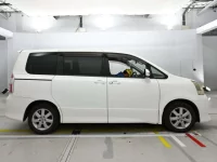 Toyota NOAH лот № 30564 оценка 4  с аукциона в Японии 2