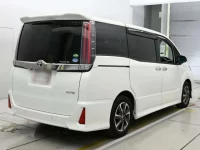 Toyota NOAH лот № 30712 оценка 4  с аукциона в Японии 1