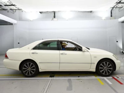 Toyota CROWN  с аукциона в Японии