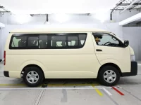 Toyota HIACE лот № 30200 оценка 3.5  с аукциона в Японии 2
