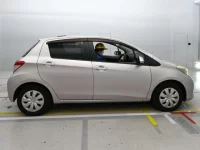 Toyota VITZ лот № 30921 оценка 3.5  с аукциона в Японии 2