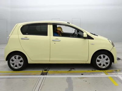 Toyota PIXIS EPOCH  с аукциона в Японии