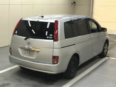 Toyota ISIS  с аукциона в Японии