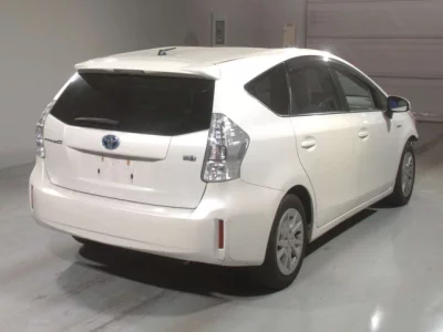 Toyota PRIUS ALPHA  с аукциона в Японии
