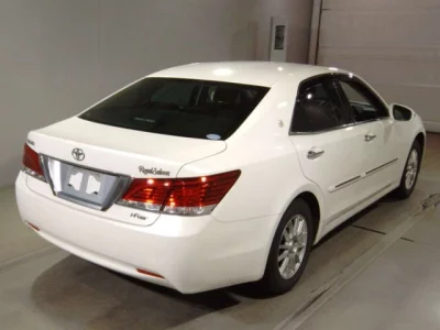 Toyota CROWN  с аукциона в Японии