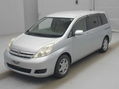 Toyota ISIS  с аукциона в Японии