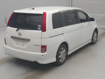 Toyota ISIS  с аукциона в Японии