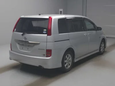 Toyota ISIS  с аукциона в Японии