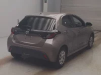 Toyota YARIS лот № 200 оценка 4  с аукциона в Японии 1