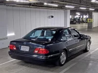 Mercedes-Benz E CLASS лот № 323 оценка 4  с аукциона в Японии 1