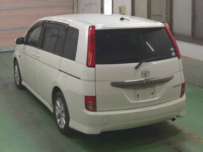 Toyota ISIS  с аукциона в Японии