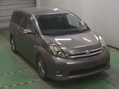Toyota ISIS  с аукциона в Японии