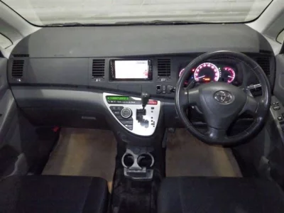 Toyota ISIS  с аукциона в Японии