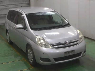 Toyota ISIS  с аукциона в Японии