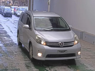 Toyota ISIS  с аукциона в Японии