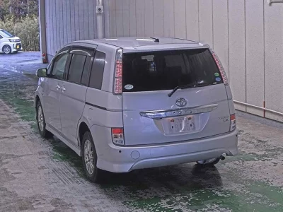 Toyota ISIS  с аукциона в Японии