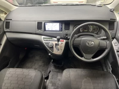 Toyota ISIS  с аукциона в Японии