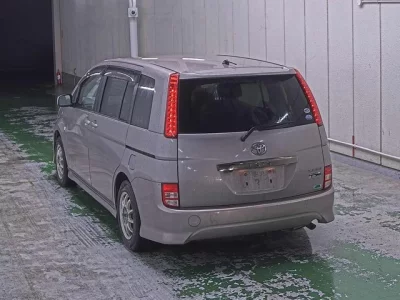 Toyota ISIS  с аукциона в Японии