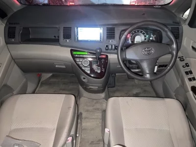 Toyota ISIS  с аукциона в Японии