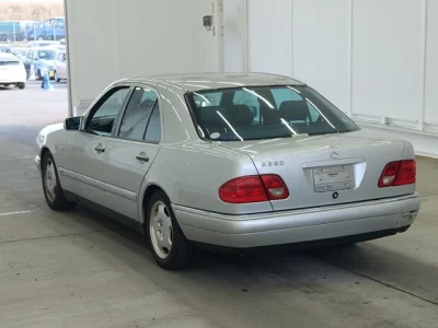 Mercedes-Benz E CLASS  с аукциона в Японии
