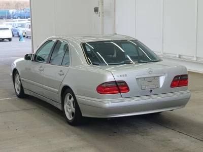 Mercedes-Benz E CLASS  с аукциона в Японии