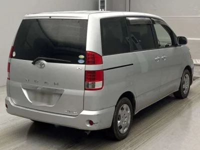 Toyota NOAH  с аукциона в Японии