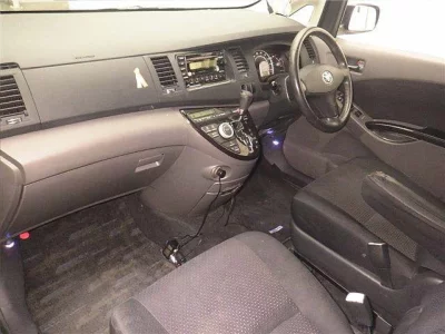 Toyota ISIS  с аукциона в Японии