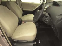 Toyota VITZ лот № 70362 оценка 3.5  с аукциона в Японии 4