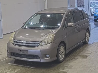 Toyota ISIS  с аукциона в Японии