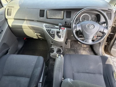 Toyota ISIS  с аукциона в Японии