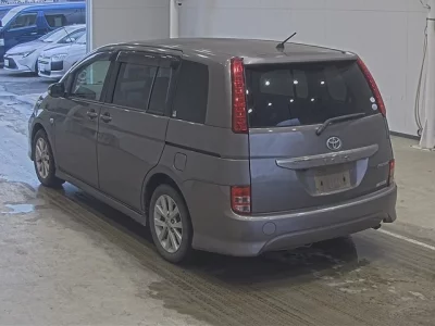 Toyota ISIS  с аукциона в Японии