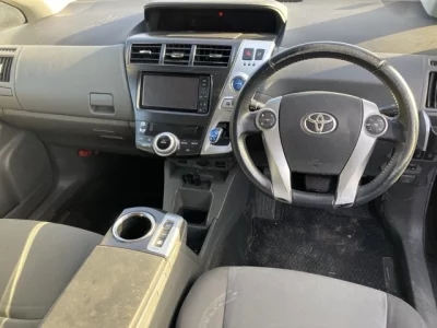 Toyota PRIUS ALPHA  с аукциона в Японии