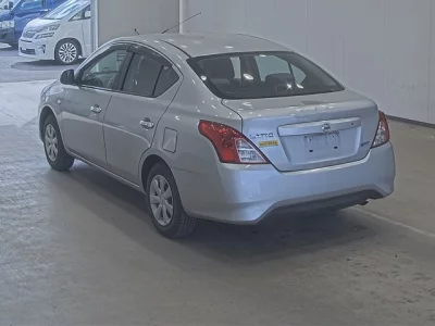 Nissan TIIDA LATIO  с аукциона в Японии