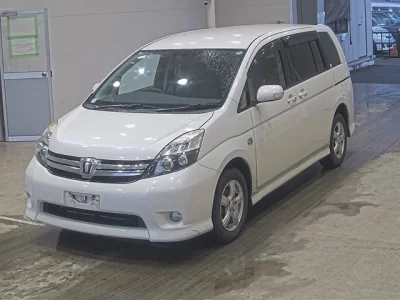 Toyota ISIS  с аукциона в Японии