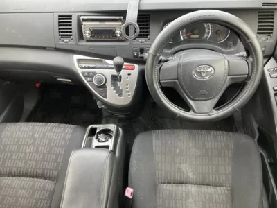 Toyota ISIS  с аукциона в Японии