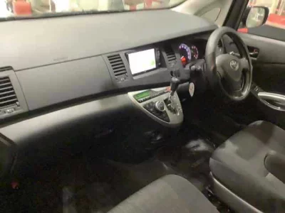 Toyota ISIS  с аукциона в Японии