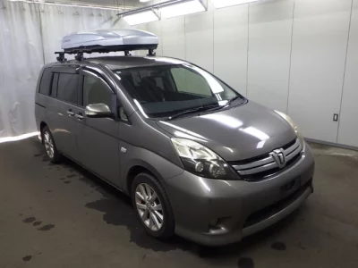 Toyota ISIS  с аукциона в Японии