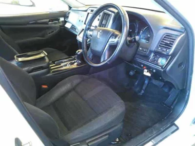 Toyota CROWN  с аукциона в Японии