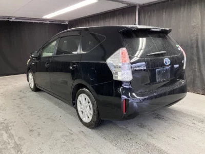 Toyota PRIUS ALPHA  с аукциона в Японии