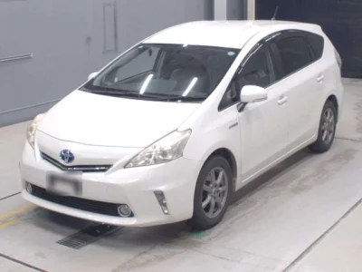 Toyota PRIUS ALPHA  с аукциона в Японии